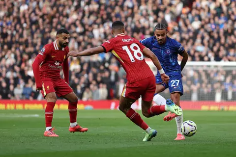 التاريخ يفضل اللون الأحمر.. ليفربول يُجيد التعامل مع تشيلسي في الدوري الإنجليزي